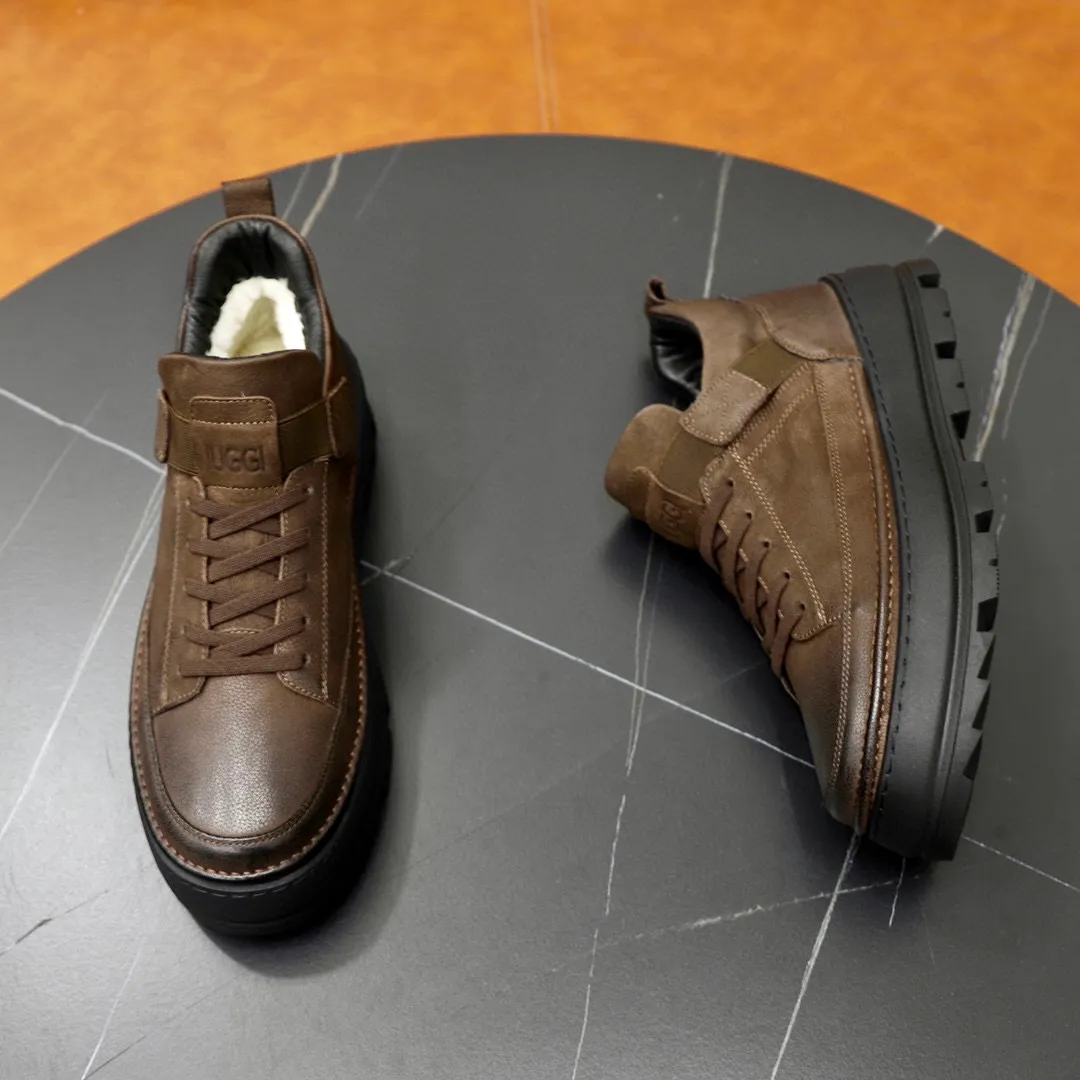 Ex-factory price: 640💰Thick wool imported from Australia Brand: UGG genuine purchasing agent Size: 38-44 Grade: Official website 1:1 Material: First layer of genuine leather waterproof and antifreeze upper Real wool lining Original non-slip soft wear-resistant outsole Style category: Men's casual shoes Trendy style Comfortable on the feet Color: Official website color synchronization